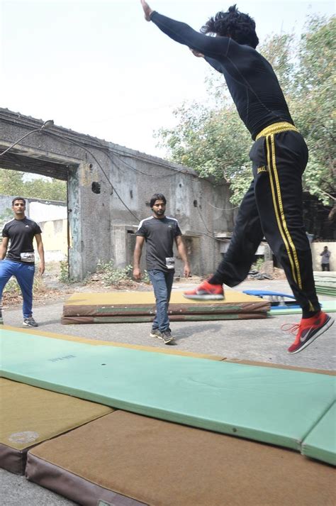 Tiger Shroff Performs Live Stunt To Promote Heropanti Bollywood Garam