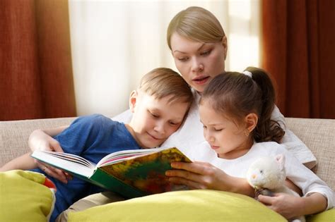 Hermosa Madre Está Leyendo Un Libro A Sus Hijos Pequeños Foto Premium