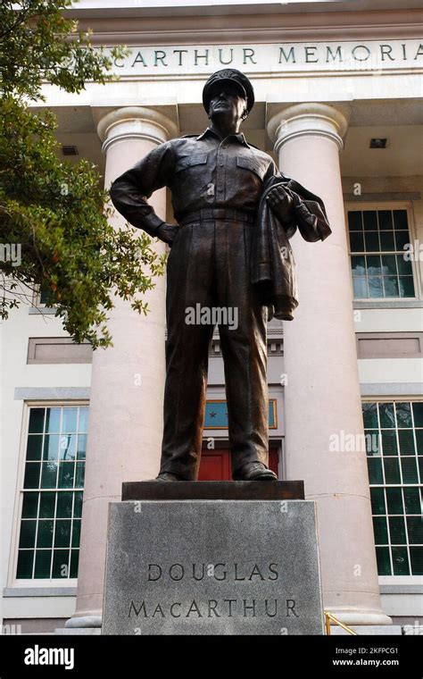 Una Estatua Del General Douglas Macarthur Está En El Exterior Del