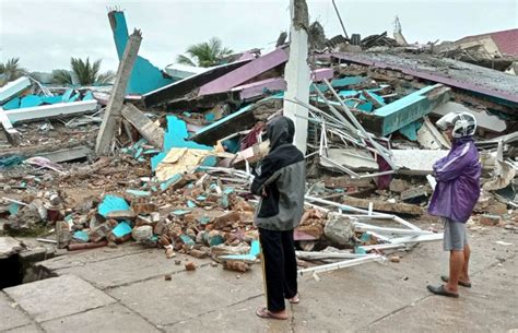 Devastador terremoto dejó en Indonesia decenas de muertos y cientos de