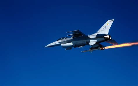 F 16c Fighting Falcon Firing Agm 88 Missile Wallpapers Hd Wallpapers