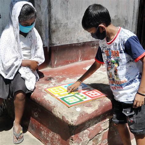 Dia bersembang dengan anak melalui tingkap. Nostalgia Permainan Tradisional Saat Sedang Berpuasa di ...