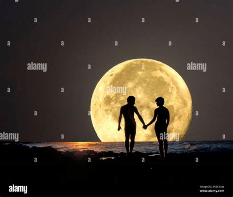Love Couple In Moonlight Hi Res Stock Photography And Images Alamy