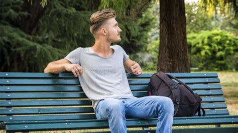 Jeune Homme Blond Beau S Asseyant Sur Le Banc De Parc Image Stock Image Du Cheveu Verticale