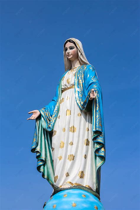 fondo estatua de la virgen maría en el cielo azul hermosa religión bíblica foto e imagen para