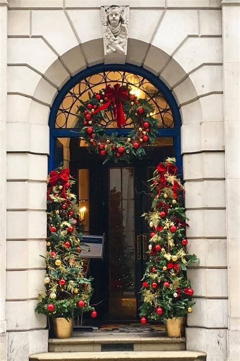 35 Stunning Christmas Front Doors Decoration Ideas New 2021 Page 23