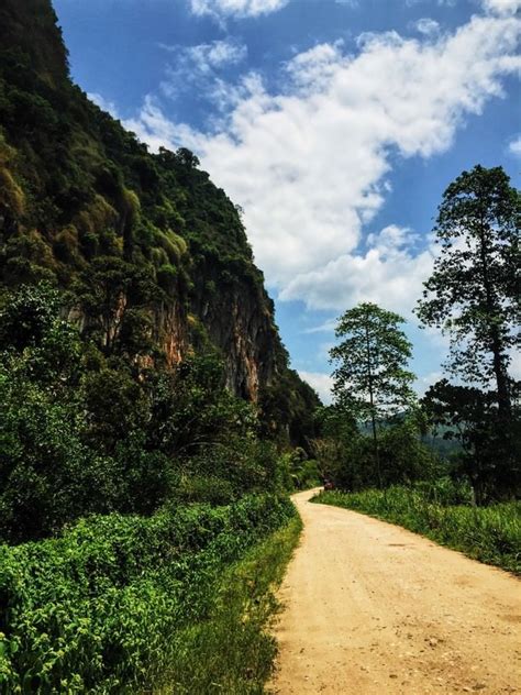 Believed to have existed since 8000 b.c., gua tempurung is probably the largest natural limestone cave in malaysia. Di kaki Gua Tempurung - Kuali Hitam