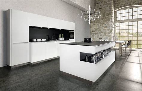Der spritzschutz aus fliesen ersetzt die üblichen wandverkleidungen in küchen aus laminat oder glas und lässt sich auch noch ganz einfach reinigen. Kochinsel, Insel, Kücheninsel, Idee, Bild, Lösung ...