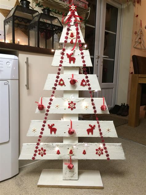 Pallet Christmas Tree Painted And Decorated With In A Nordic Theme Em