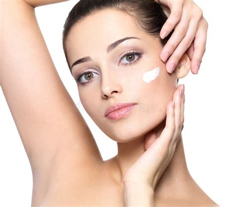 Visage De Beauté De Femme Avec De La Crème Cosmétique Image Stock