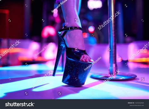 Young Sexy Girl Strip Club Luring Stockfoto 1425432464 Shutterstock