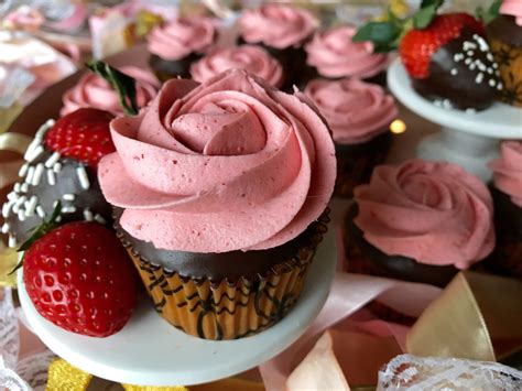 Chocolate Covered Strawberry Cupcakes With Real Strawberries