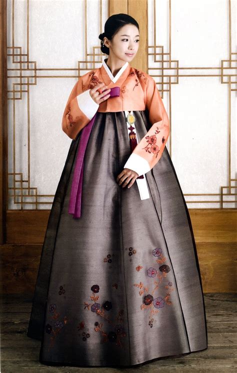 Hanbok One Of The Main Characteristics In Womens Hanbok Is The Bell