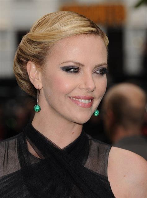 Charlize Theron S Vintage Rolls Updo 5 Minute Hairstyles Easy Updo