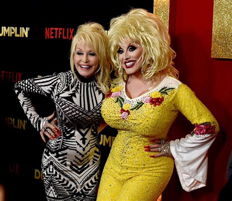 dolly parton with drag queen at dumplin premiere popsugar celebrity uk