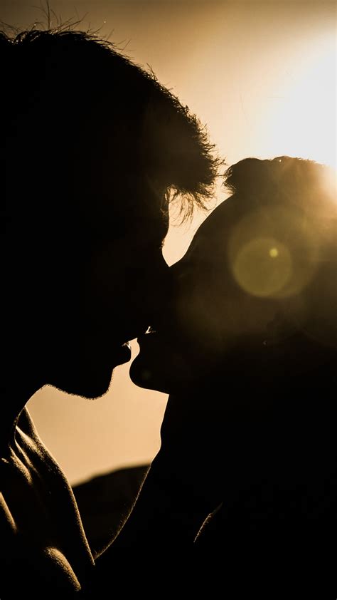 Обои поцелуй роман пара страсть свет на телефон Android 1080x1920