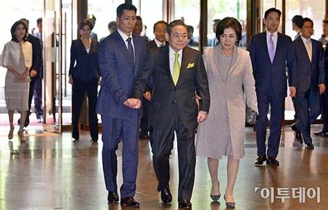 Kbo 코로나19 대응 통합 매뉴얼에 따라 nc 선수단 전원은 방역 당국의 역학 조사가 끝날 때까지 격리되며, nc와 6~7일 잠실에서 경기를 치른 두산 선수단 전원은 금일 pcr 검사를 받는다. 포토한자리에 모인 이건희 회장 일가 - 이투데이
