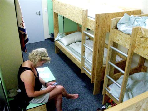 Fake Hostel застряли под кроватью 90 фото