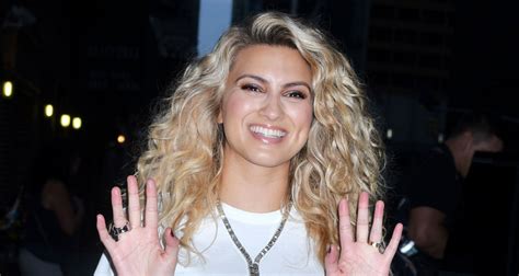 Tori Kelly Performs Sorry Would Go A Long Way On Late Show With