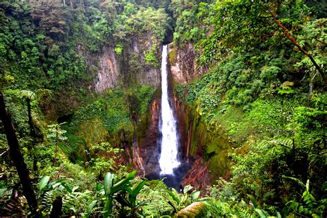 Beautiful Waterfall Into A Crater In Costa Rica Oc 3318x2212