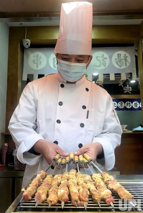 Photo Chinese Man Cooks Street Food In Beijing China Pek2020102505
