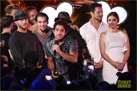 Tyler Posey & Holland Roden Celebrate 'Teen Wolf's Fandom Of The Year Win at Fandom Awards 2016 