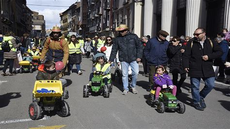 Los más pequeños recorren con sus tractores el centro de Huesca