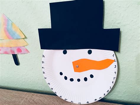 Weihnachtsdeko mit kindern basteln familienspaß. Adventskalender aus Pappteller - Basteln für Weihnachten ...