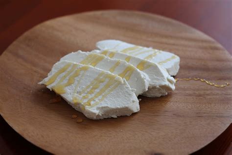 Tuzsuz lor peynirinin 100 gramı ortalama 72 kcal kalori sahibidir. Tuzsuz Kaşar Loru - Ömerağa