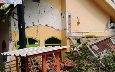 Gempa bumi yogyakarta mei 2006 adalah peristiwa gempa bumi tektonik kuat yang mengguncang daerah istimewa yogyakarta dan jawa tengah pada sabtu pagi, 27 mei 2006 kurang lebih pukul 05:55:03 wib selama 57 detik. Berita Terkini 2021 Gempa Bumi : Gempa Bumi Getarkan 3 ...