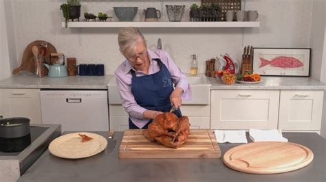 how to carve your thanksgiving turkey chef sara moulton shares all her secrets youtube
