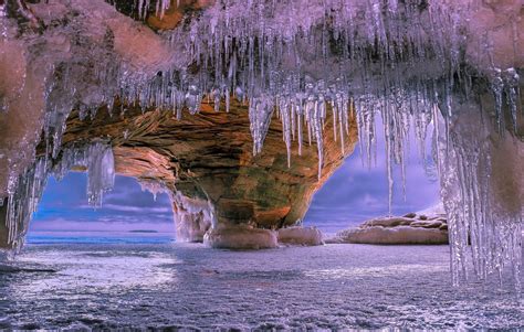 Icicles In Beach Cave In Winter Papel De Parede Hd Plano De Fundo
