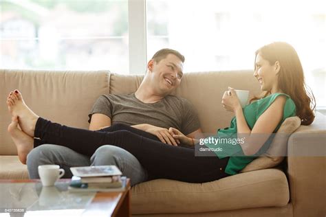 Couple De Détente Sur Le Canapé À Sa Nouvelle Maison Photo Getty Images