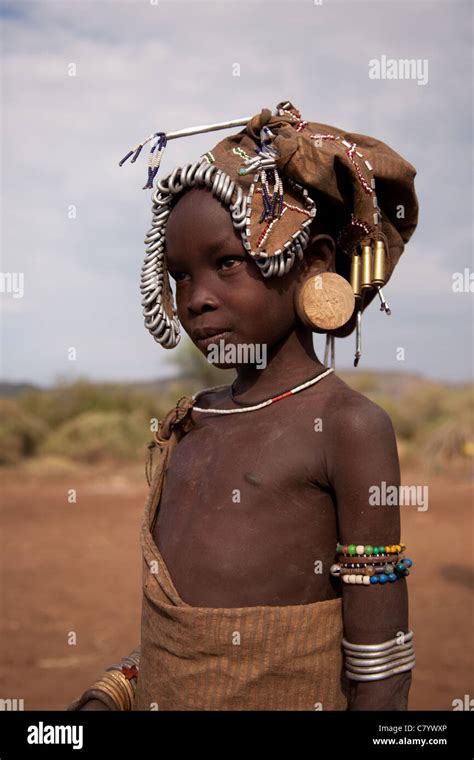 Mursi Junge Mädchen In Tracht Jinka Omo Tal In Äthiopien Afrika Stockfotografie Alamy