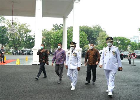 Nama zainal arifin paliwang menjadi perbincangan setelah unggul di perolehan suara pilgub kaltara 2020 lewat hasil quick count kpu. Zainal Arifin Paliwang Program Kerja - Jubir Ziyap Punya ...