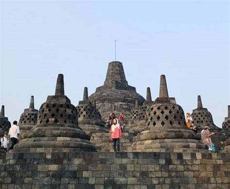 Selain berendam di air hangat, pengunjung juga bisa melihat pemandangan alam berupa lahan persawahan. Wisata Candi Borobudur Magelang | Harga Tiket Masuk dan Lokasi