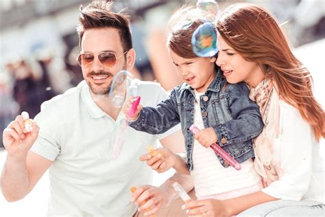 Retrato de familia feliz divirtiéndose juntos Foto Premium