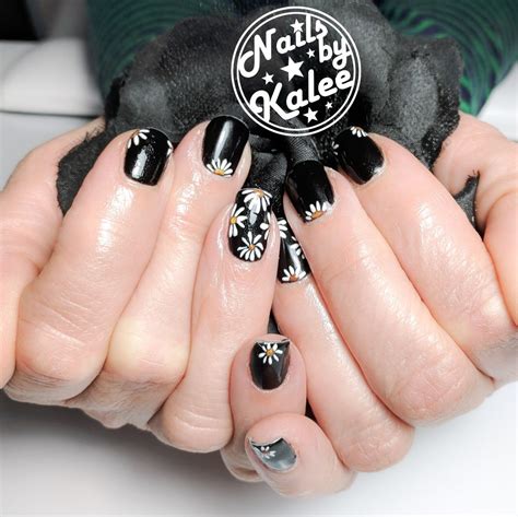 Black white spring Daisy gel manicure | Nail art, Nails, Black and