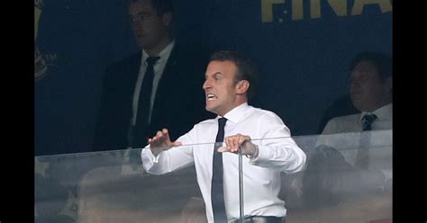 Le Président Français Emmanuel Macron People Au Stade Loujniki Lors