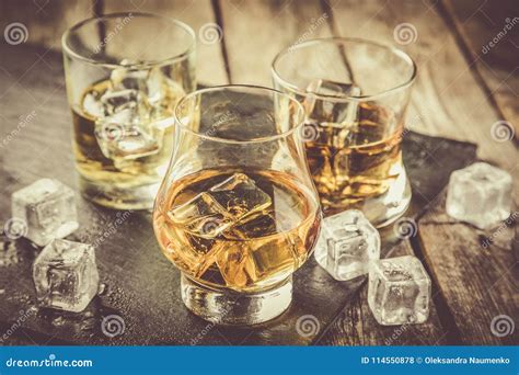 Diversos Tipos De Alcohol Fuerte Foto De Archivo Imagen De Entonado Fondo