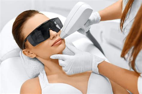 Consultez un médecin esthétique à paris 8 et 16. Épilation laser ou épilation électrique pour le visage