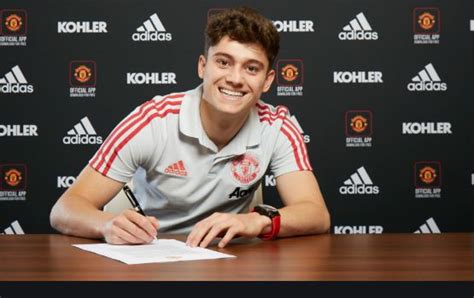 Daniel owen james is a professional footballer who plays as a winger for premier league club manchester united and the wales national team. Dan James « Celebrity Age | Weight | Height | Net Worth ...