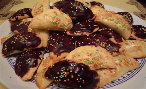I crustoli sono un dolce di natale calabrese preparato con un impasto a base di vino rosso, rum ed olio evo, fritti e rotolati nel miele. Petrali calabresi | Ricette, Biscotti di natale italiani ...