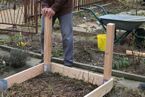 Vorne wachsen dann zukünftig niedrige pflanzen, hinten höhere. Einfaches Hochbeet selbst bauen — Parzelle94.de