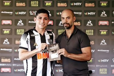 Maybe you would like to learn more about one of these? Galo apresenta Savarino e diz poder jogar de '10' ou pelas ...