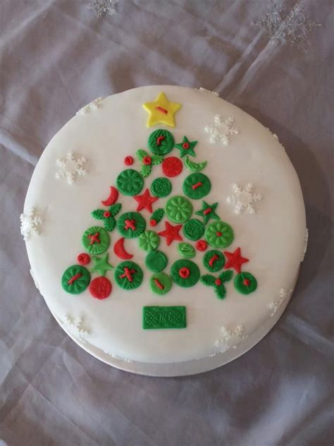 Best 25, xmas cakes ideas on pinterest, christmas cakes. Christmas Cake with fondant icing button tree and ...