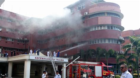 Saya segera bergegas ke hospital sultanah aminah, johor bahru sebaik sahaja mendapat berita kebakaran yang menimpa hospital sultanah aminah, johor bahru. Light capacitor burning up cited as a cause of Johor ...
