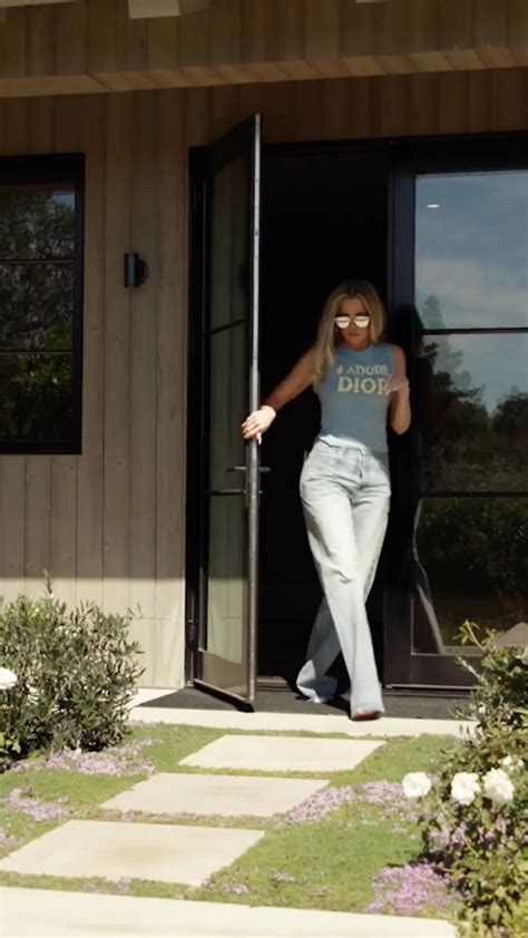 Khloe Kardashians Tiny Waist Nearly Drowns In Baggy Jeans As She Looks