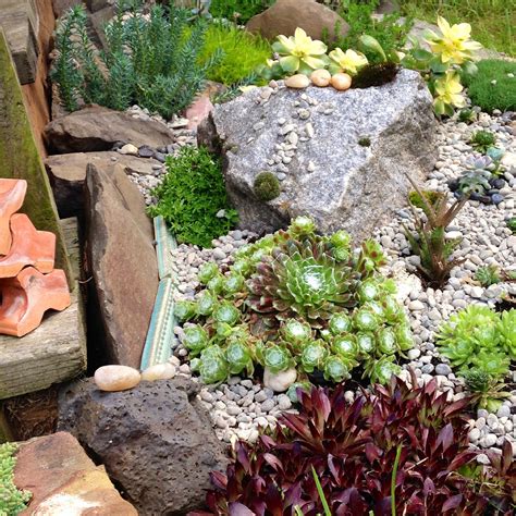 Brilliant 35 Amazing Beautiful Garden Landscaping Ideas With Succulents