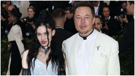 Die freundin von elon musk schockiert das netz mit einem neuen tattoo. Tesla CEO Elon Musk's girlfriend Grimes goes topless to ...